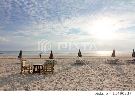 Clear quiet beach 11490237