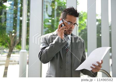 Businessman reading document 11490502