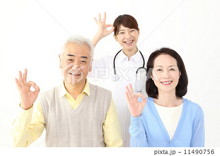 オーケーサインをするシニア（ミドル）夫婦と看護師（医師） 11490756