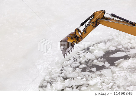 Breaking the ice Breaking the ice 11490849