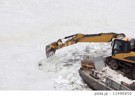 Breaking the ice Breaking the ice 11490850