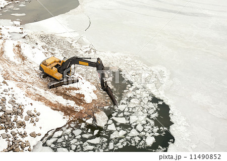 Breaking the ice 11490852