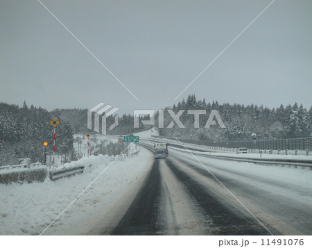 雪の高速 11491076