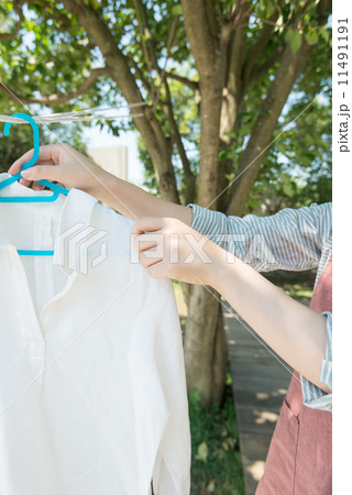 洗濯物を干す女性 洗濯物を干す女性 11491191