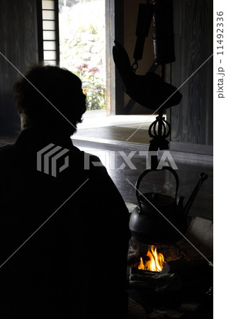 囲炉裏端にて 囲炉裏端にて 11492336