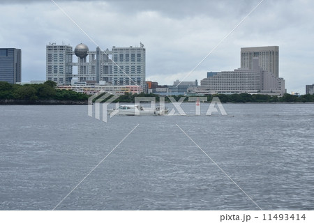 お台場、フジテレビ本社とボート 11493414