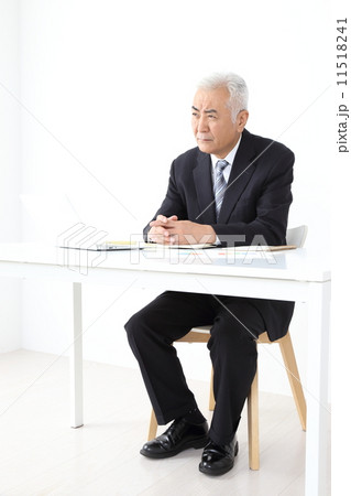 厳しい表情の男性(ビジネスシーン) 厳しい表情の男性(ビジネスシーン) 11518241