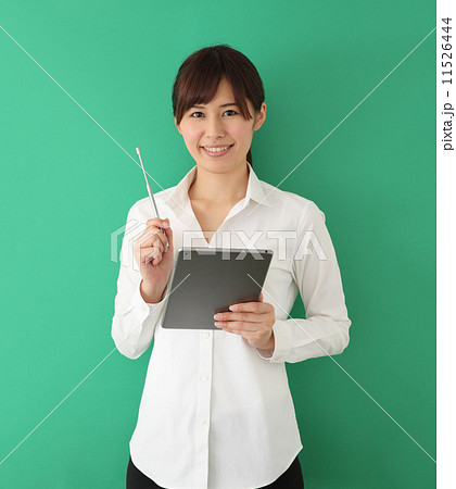 スピーチする女性 11526444