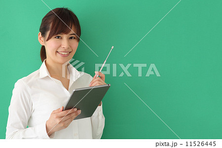 スピーチする女性 11526445