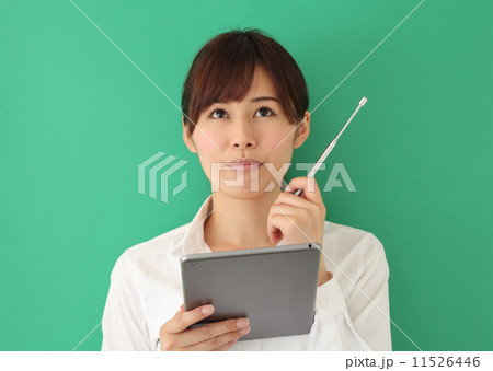 スピーチする女性 11526446