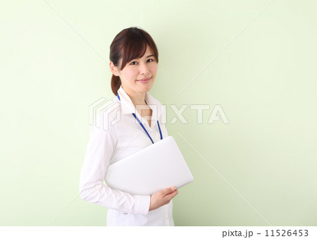仕事中の女性 11526453