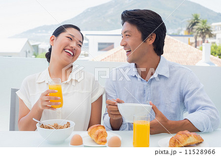 Smiling couple having breakfast together 11528966