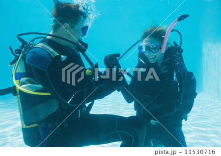 Man proposing marriage to his shocked girlfriend underwater in s Man proposing marriage to his shocked girlfriend underwater in s 11530716