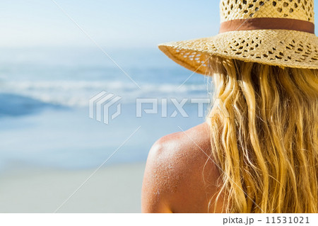 Gorgeous blonde in sunhat on the beach 11531021