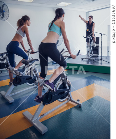 Spin class working out with motivational instructor 11535697