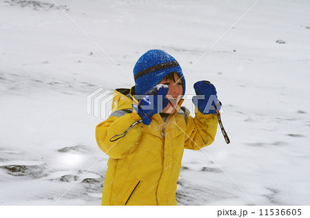 子供と雪景色の背景 11536605