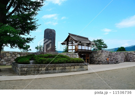 松代城 櫓門(北櫓門)と海津城址之碑 松代城 櫓門(北櫓門)と海津城址之碑 11536736