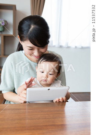生後11か月の赤ちゃん　母親　タブレット 11537532