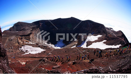 富士山頂の火山口 11537795