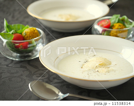 冷製ポタージュ（黒背景・横位置） 11538314