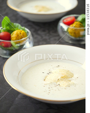 ビシソワーズとミニサラダ（黒背景・縦位置） 11538316