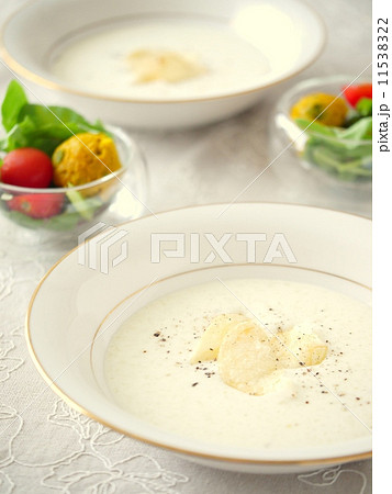 ビシソワーズとミニサラダ（縦位置） 11538322