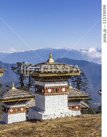 chorten at the pass 11539096