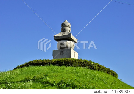 京都豊國神社の耳塚の風景 11539988