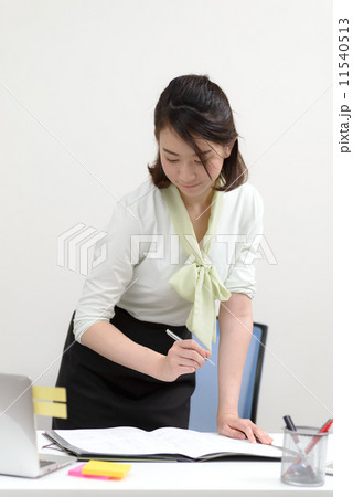 書類を作成する女性 11540513