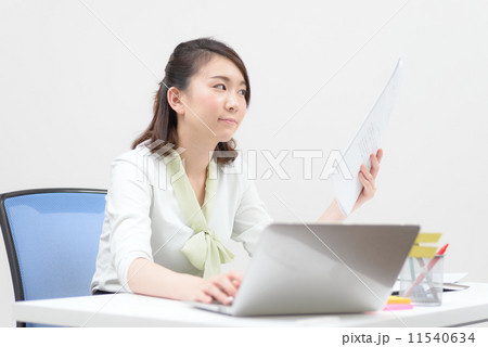 書類を見る女性 11540634