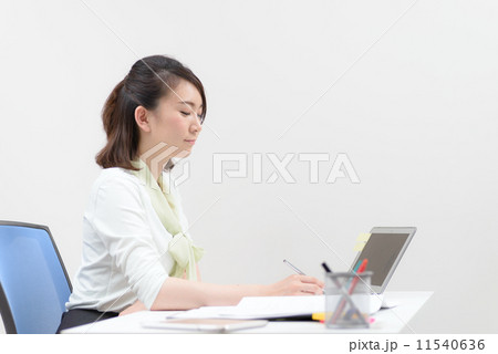 書類を書く女性 11540636