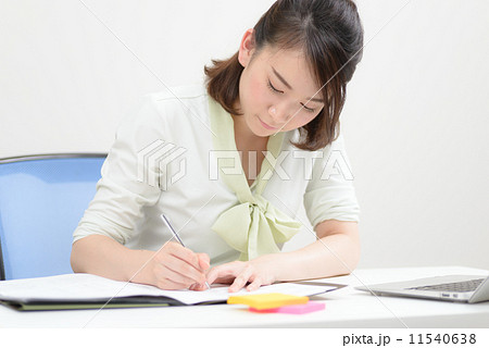 書類を書く女性 11540638