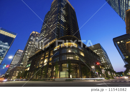 ［東京都市風景］日本最大級のオフィス街・東京駅前丸の内のトワイライト-933 11541082
