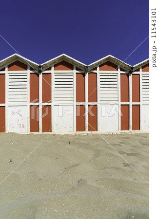 Wooden cabins on the beach 11543101