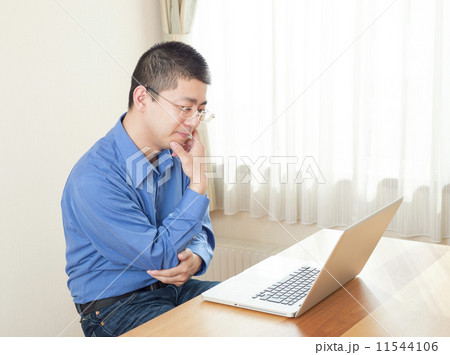 ノートパソコンと男性 11544106