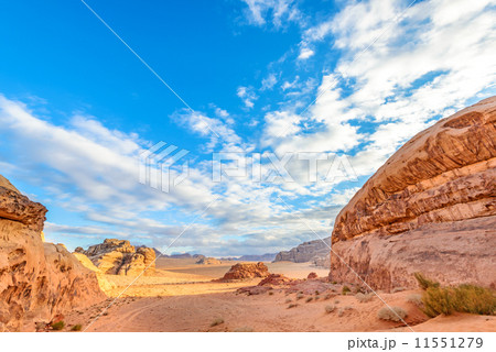 ヨルダンの砂漠(ワディ・ラム、ウンム・フルース) 11551279