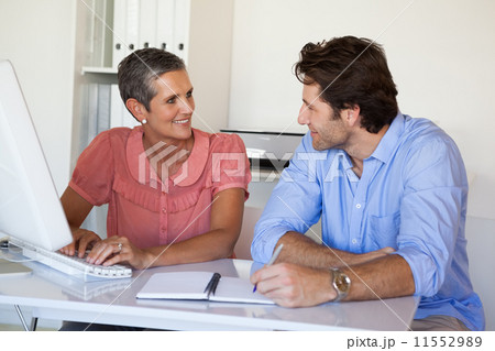 Casual happy business team having a meeting at desk 11552989