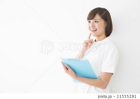 白衣の若い女性 11555291