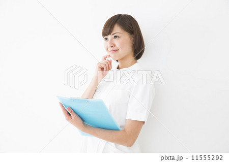 白衣の若い女性 白衣の若い女性 11555292