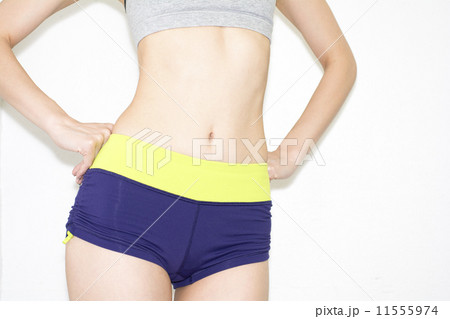 スポーツショーツの女性のおなか スポーツショーツの女性のおなか 11555974