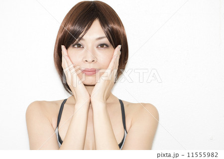 頬に手をおく女性 頬に手をおく女性 11555982