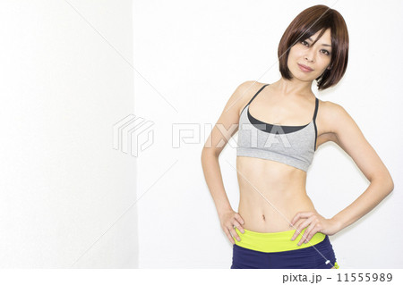 ストレッチをする女性 ストレッチをする女性 11555989