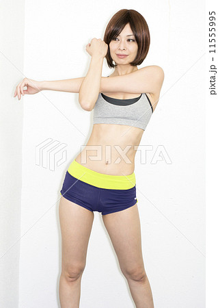 ストレッチをする女性 ストレッチをする女性 11555995