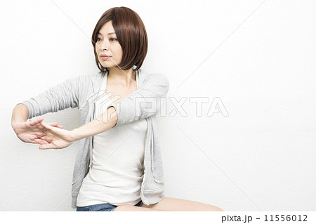 腕を伸ばす女性の写真素材