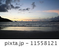 ランカウイ島夕暮れのビーチ 11558121