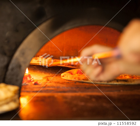 Pizza baking 11558592