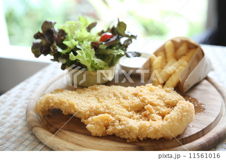 Fish and chips 11561016