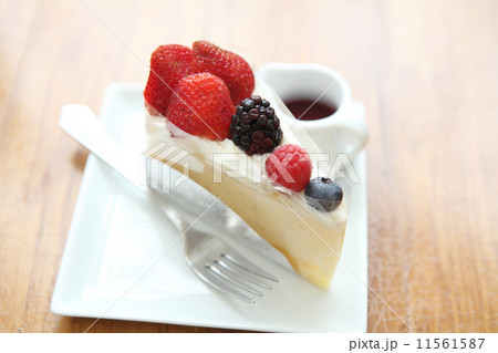 Berry fruit cake 11561587