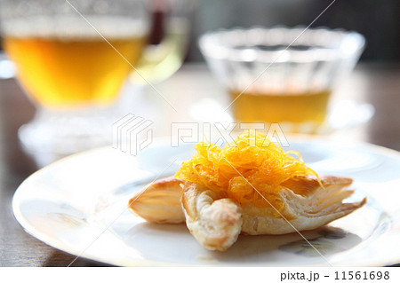 spinach quiche pie with tea 11561698