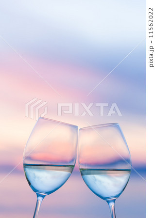 夕暮れのビーチで乾杯 夕暮れのビーチで乾杯 11562022
